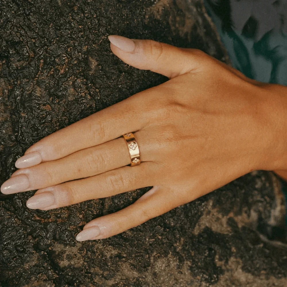 Set Fleur: anillo Fleur en la mano
